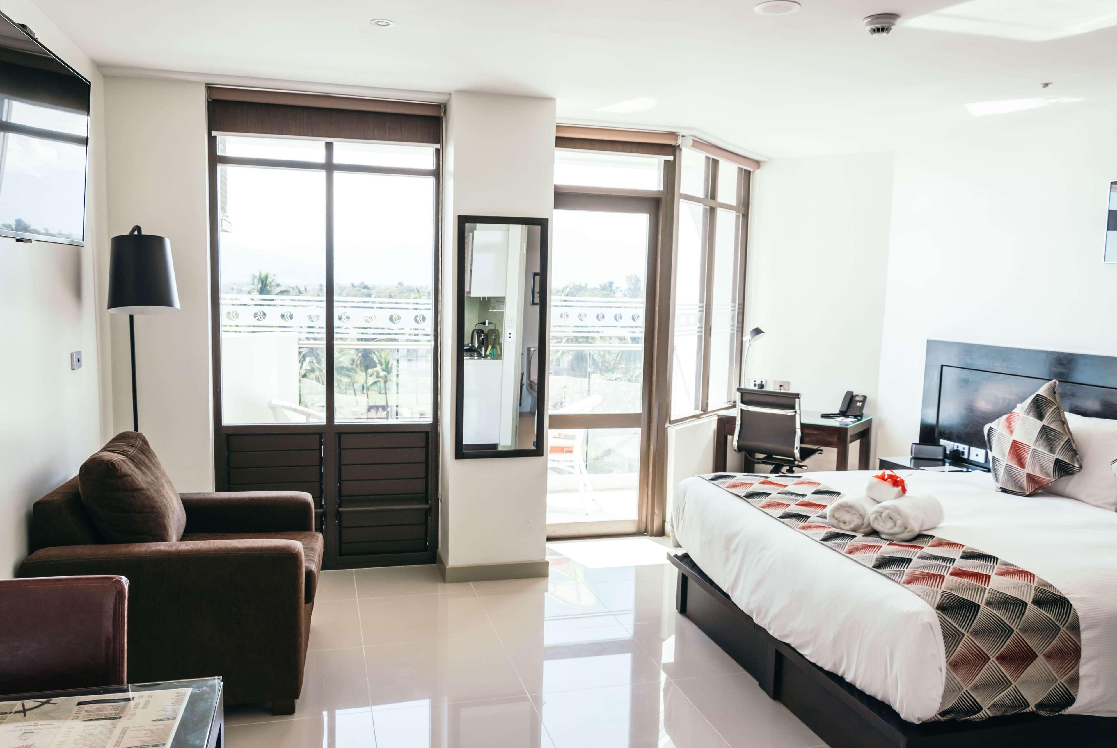 Ramada Suites By Wyndham Wailoaloa Beach Fiji Nadi Exteriör bild