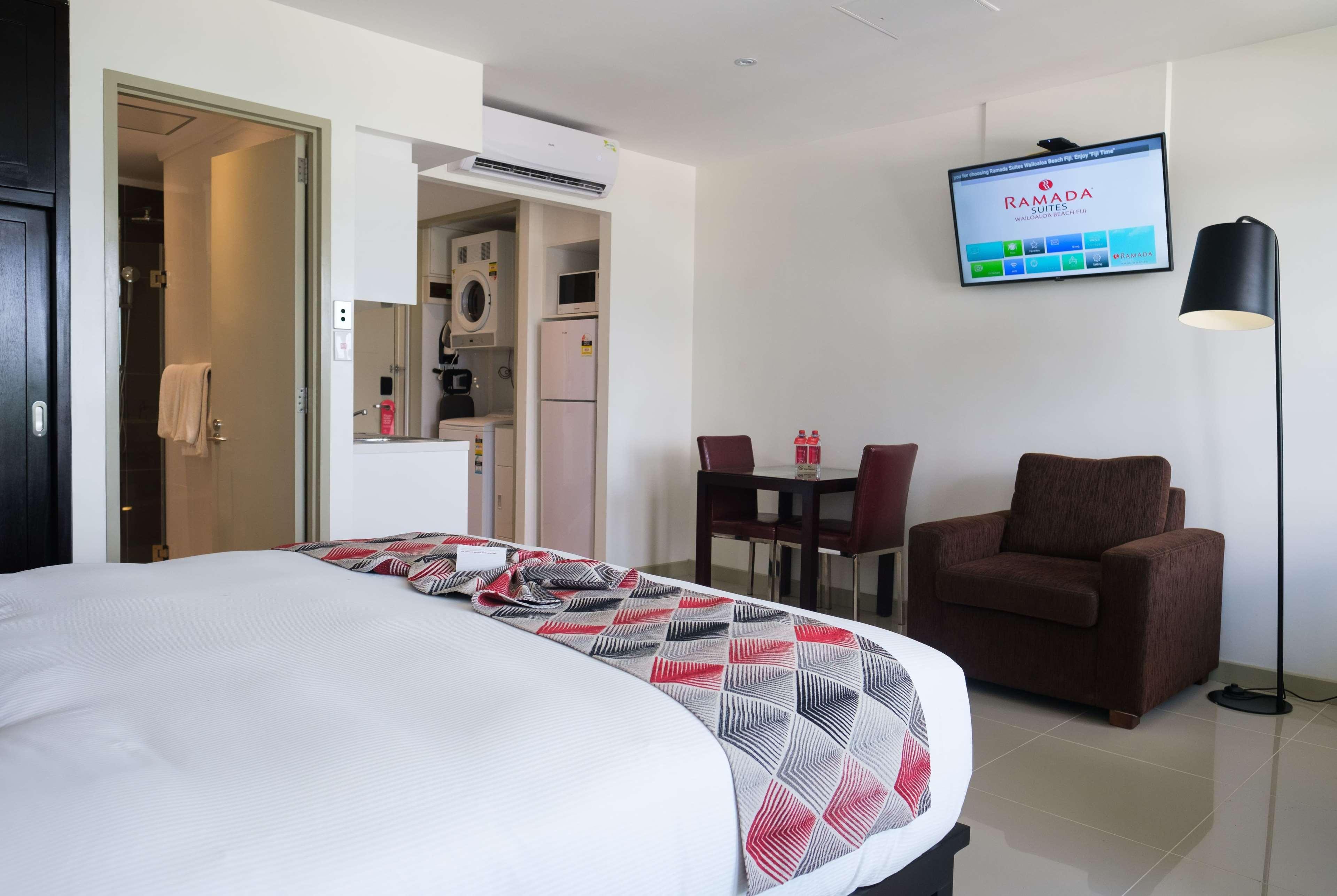 Ramada Suites By Wyndham Wailoaloa Beach Fiji Nadi Exteriör bild