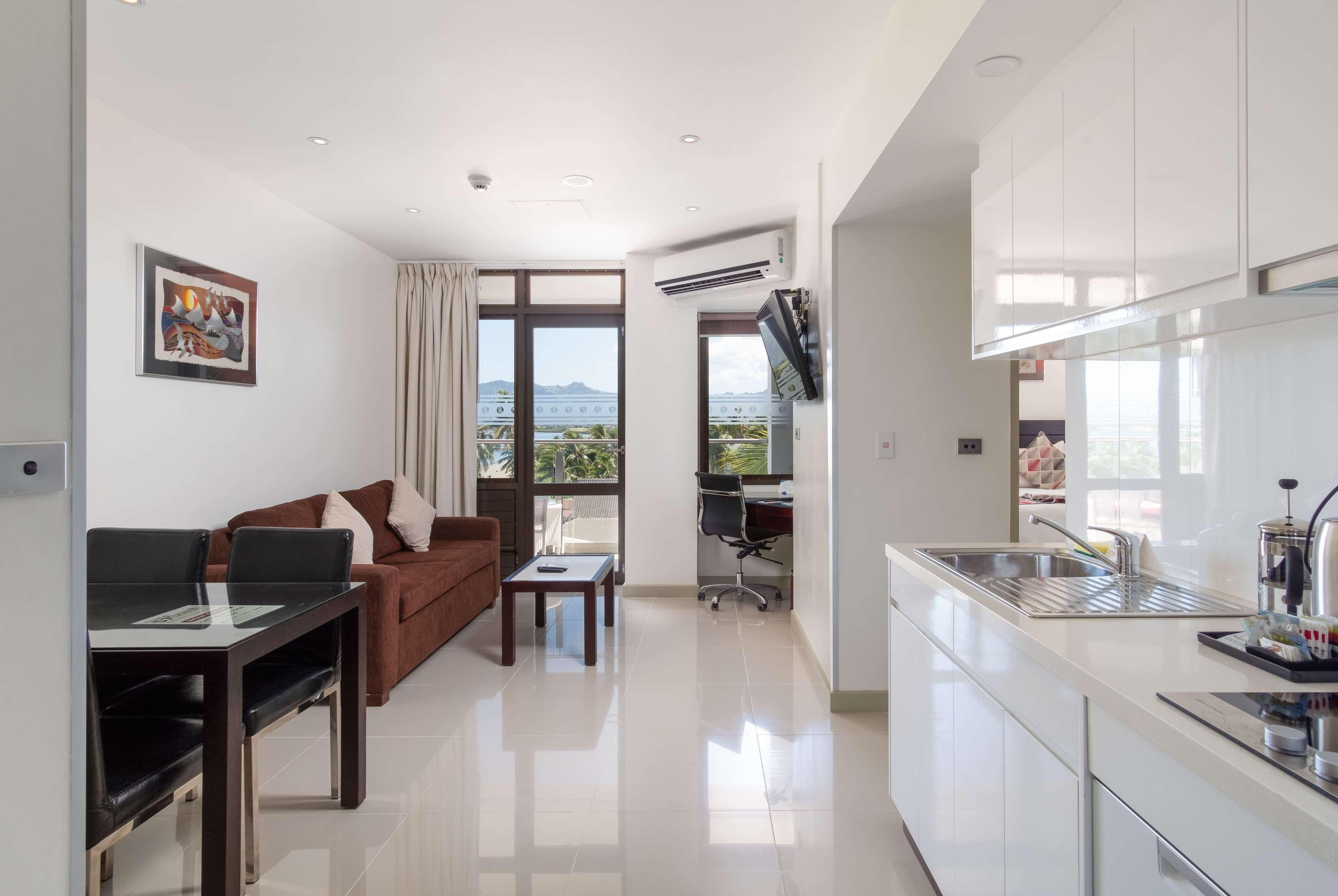 Ramada Suites By Wyndham Wailoaloa Beach Fiji Nadi Exteriör bild
