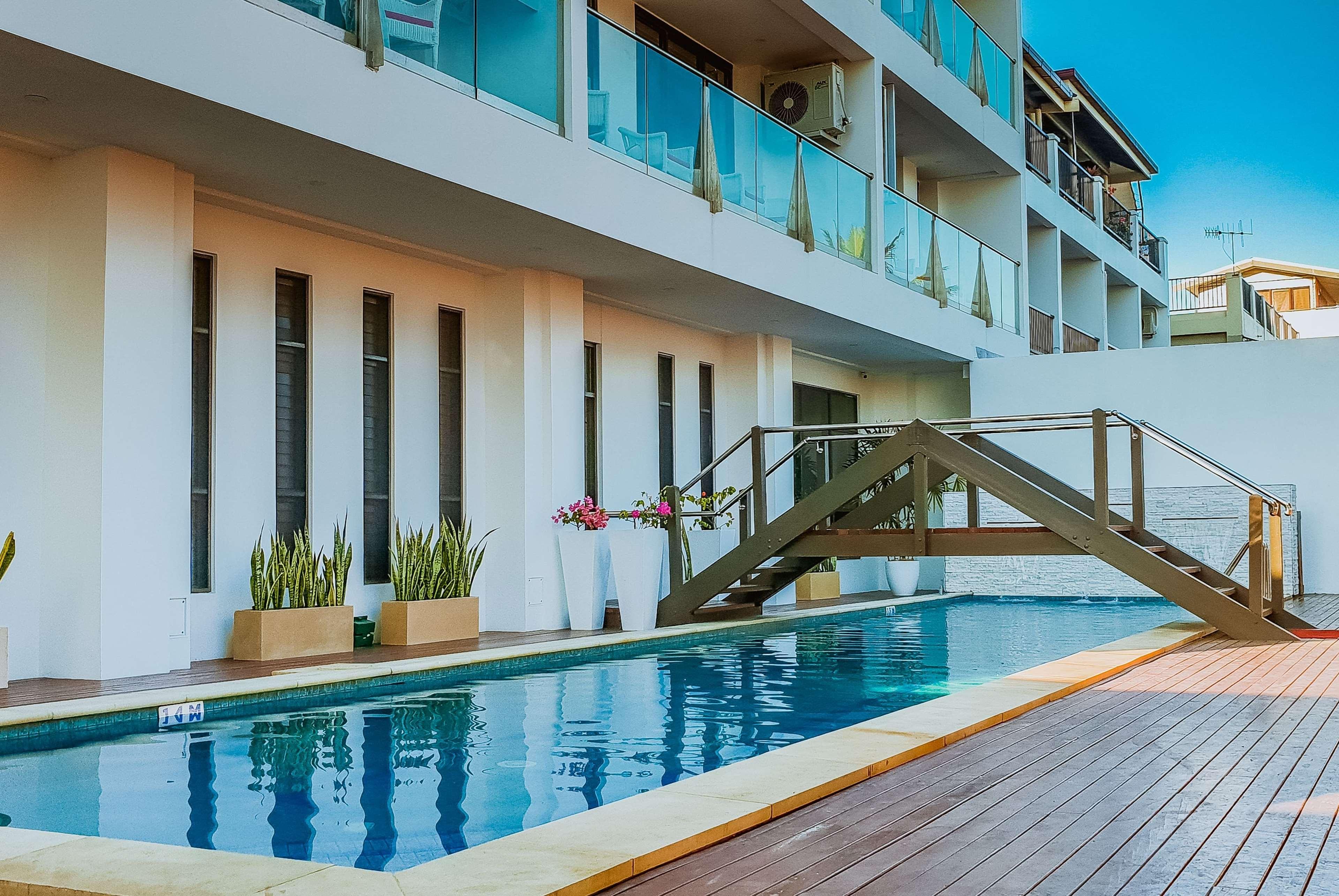 Ramada Suites By Wyndham Wailoaloa Beach Fiji Nadi Exteriör bild