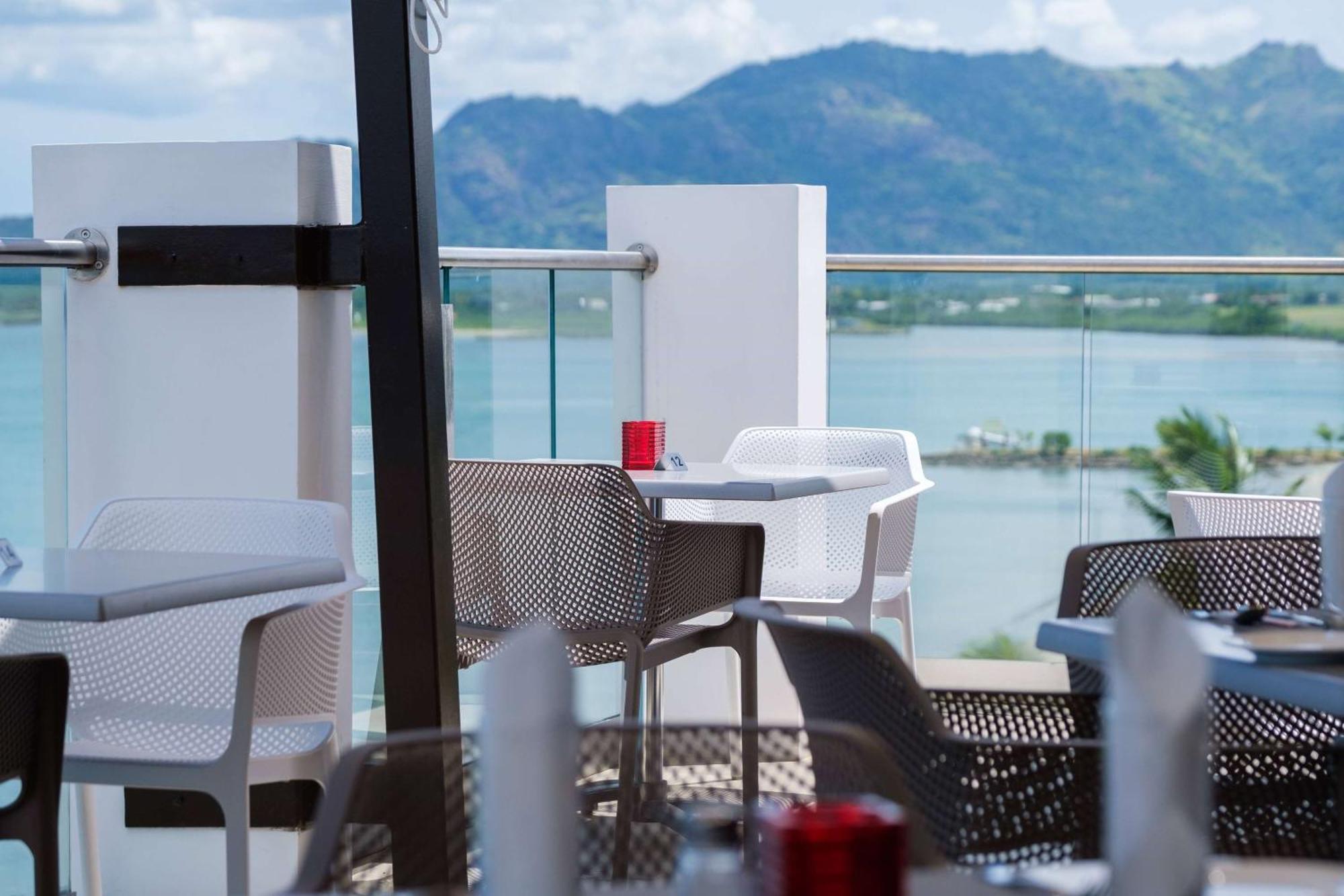 Ramada Suites By Wyndham Wailoaloa Beach Fiji Nadi Exteriör bild