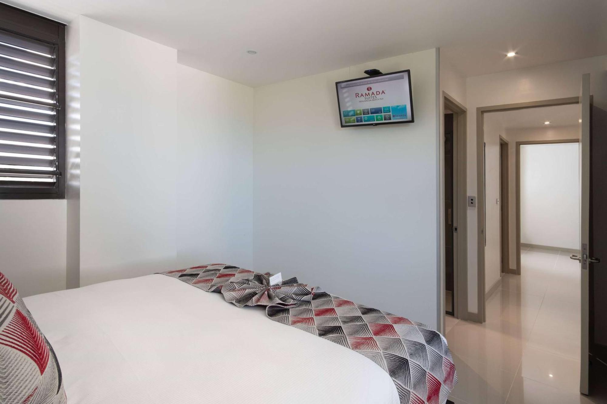 Ramada Suites By Wyndham Wailoaloa Beach Fiji Nadi Exteriör bild