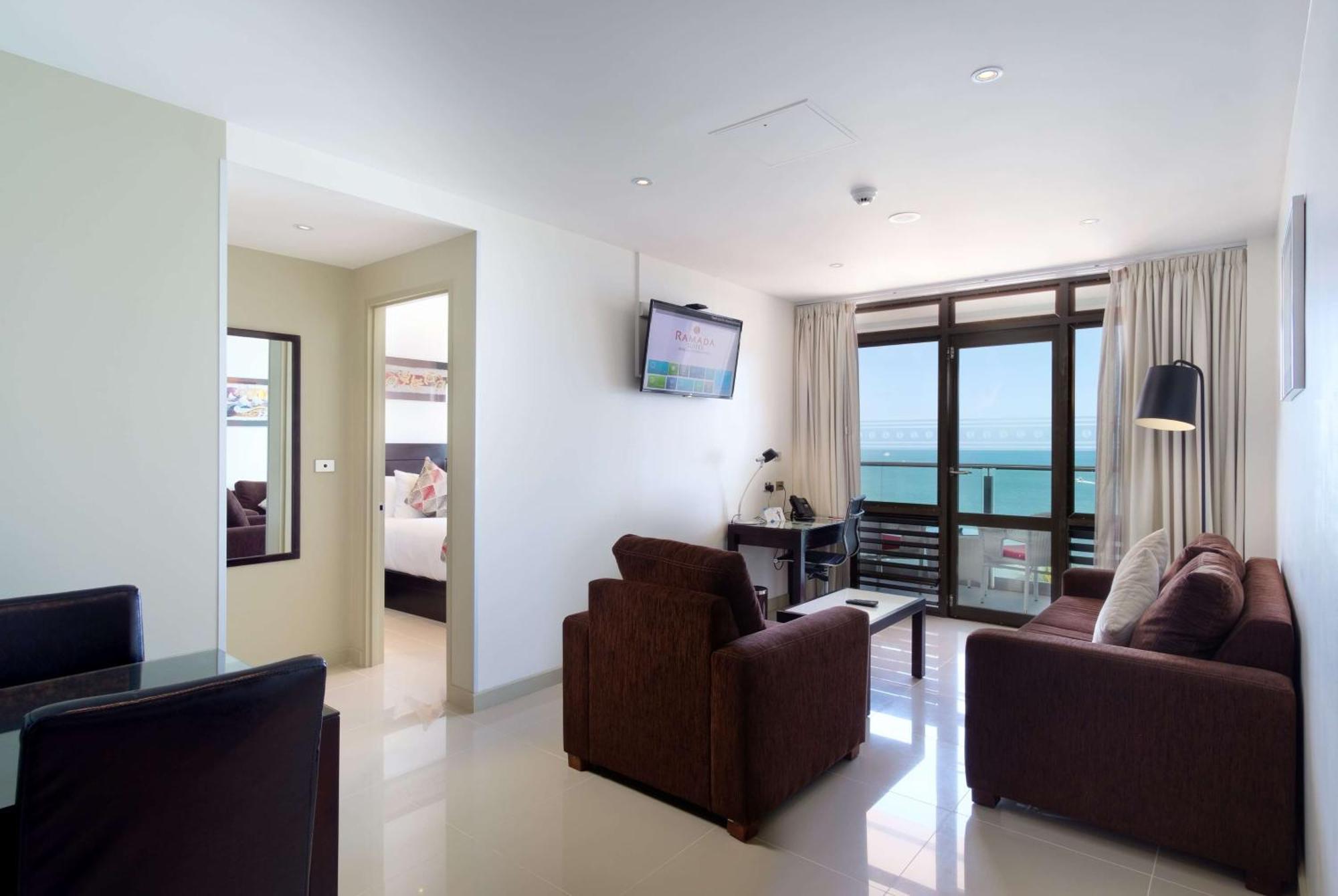 Ramada Suites By Wyndham Wailoaloa Beach Fiji Nadi Exteriör bild