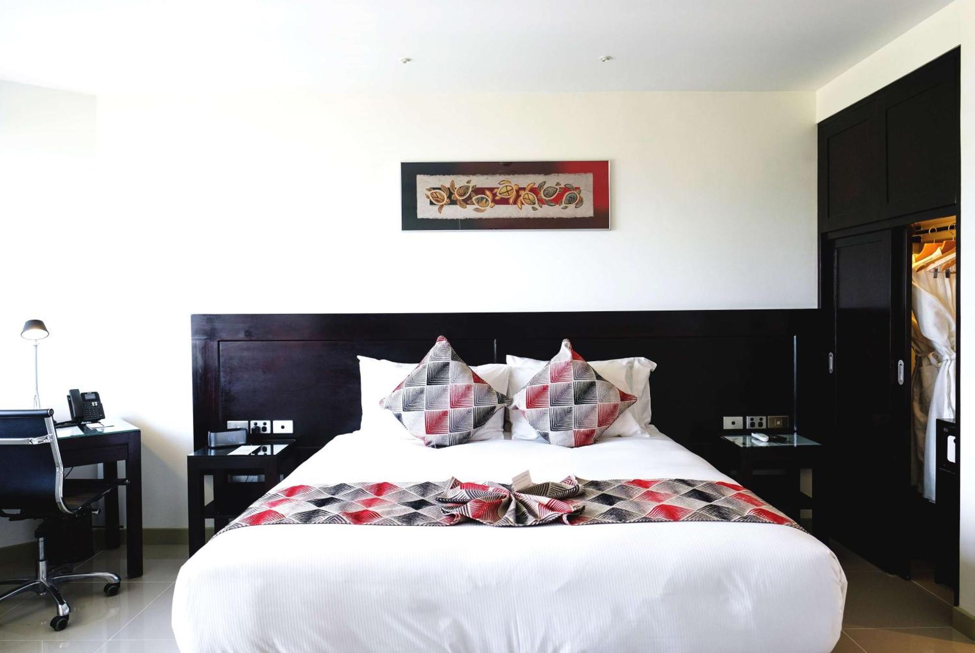 Ramada Suites By Wyndham Wailoaloa Beach Fiji Nadi Exteriör bild