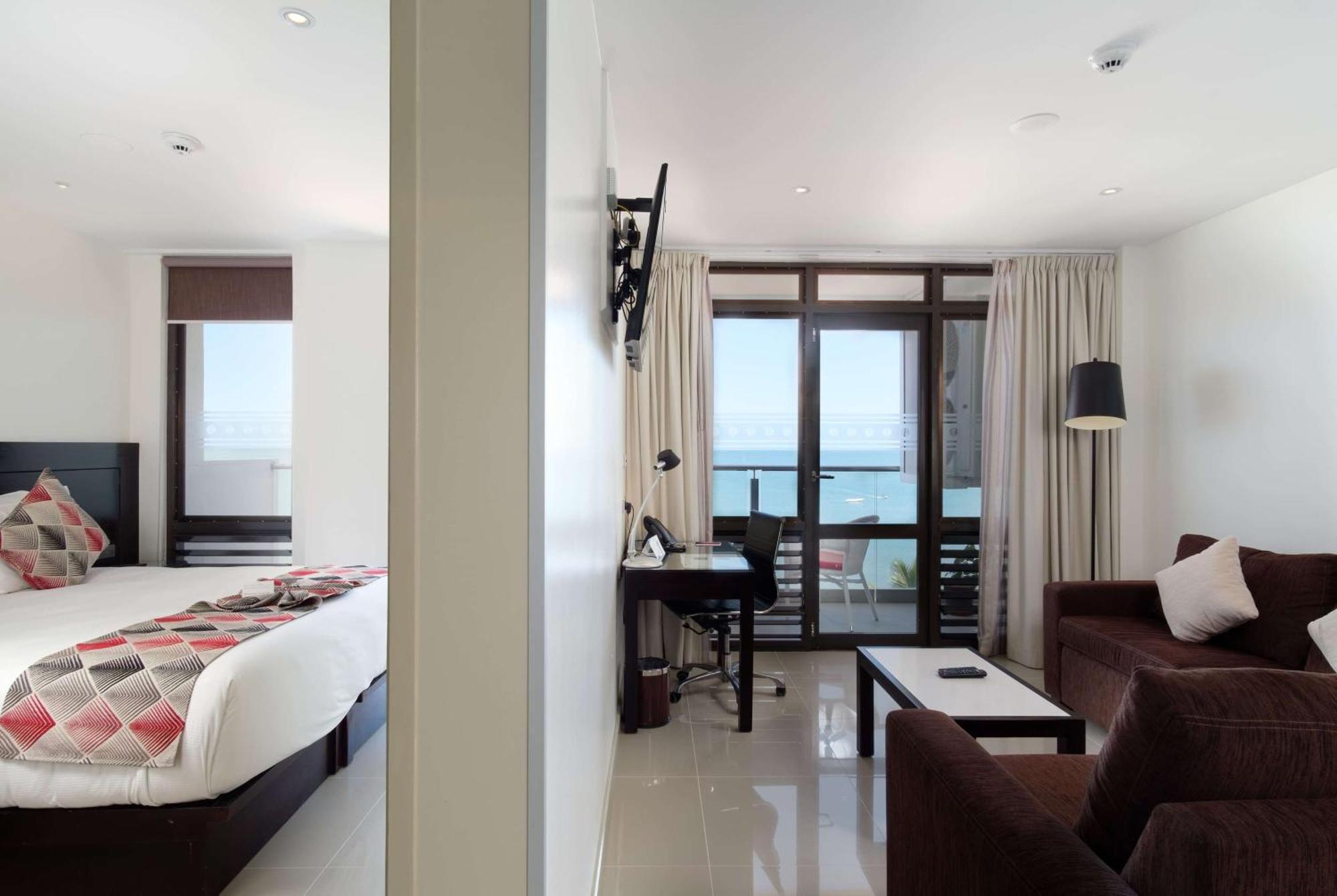 Ramada Suites By Wyndham Wailoaloa Beach Fiji Nadi Exteriör bild