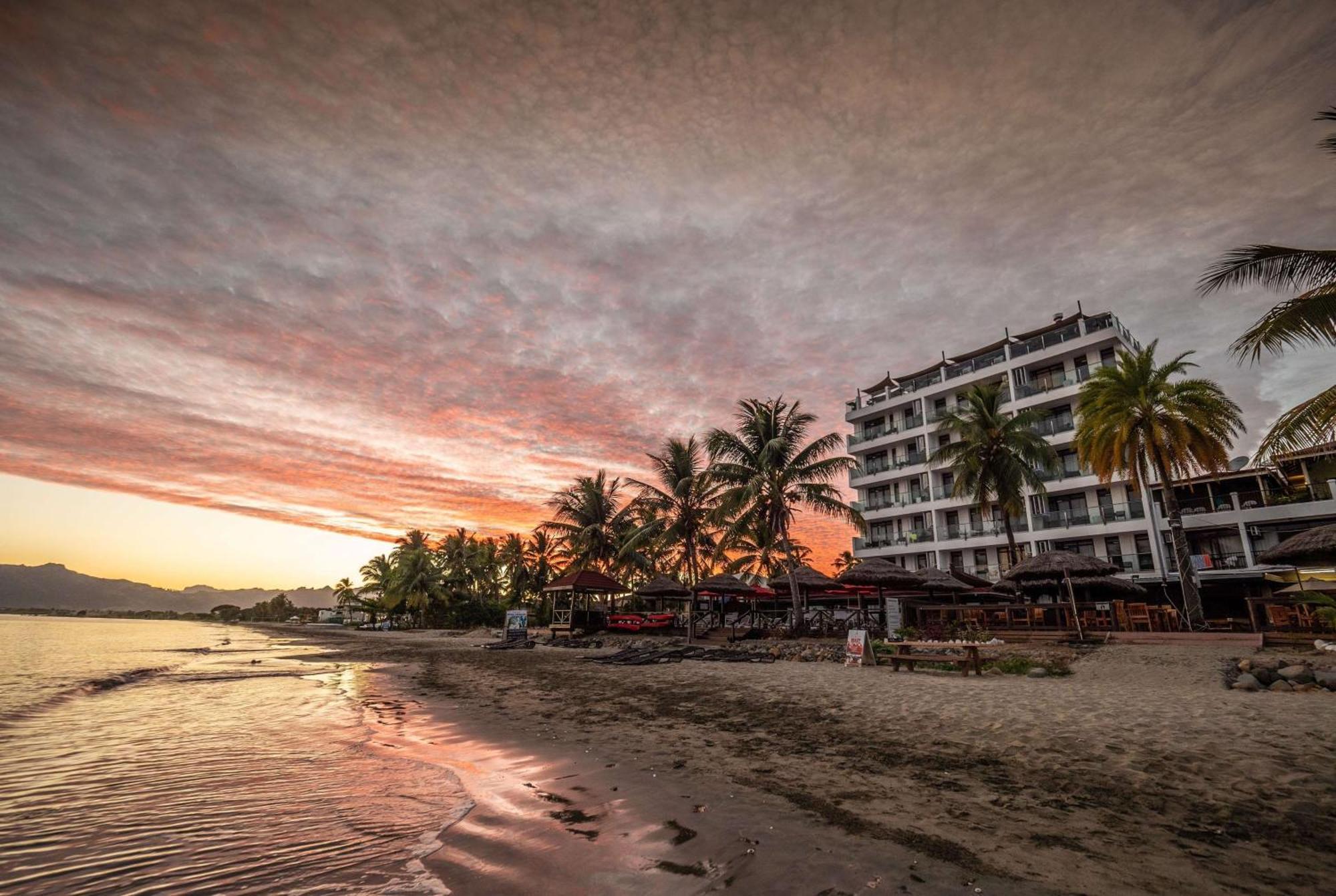 Ramada Suites By Wyndham Wailoaloa Beach Fiji Nadi Exteriör bild