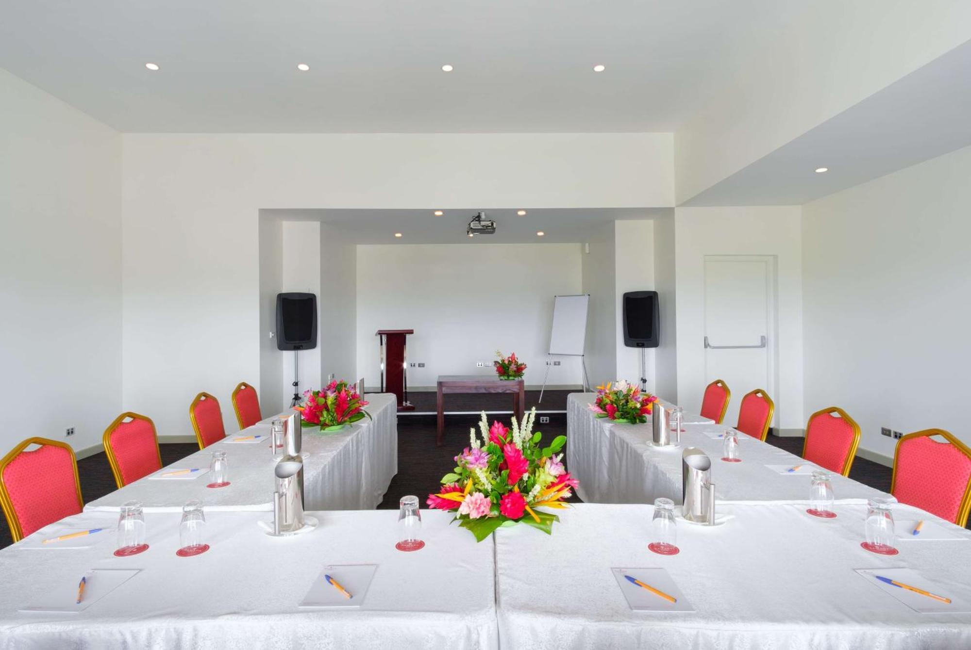 Ramada Suites By Wyndham Wailoaloa Beach Fiji Nadi Exteriör bild