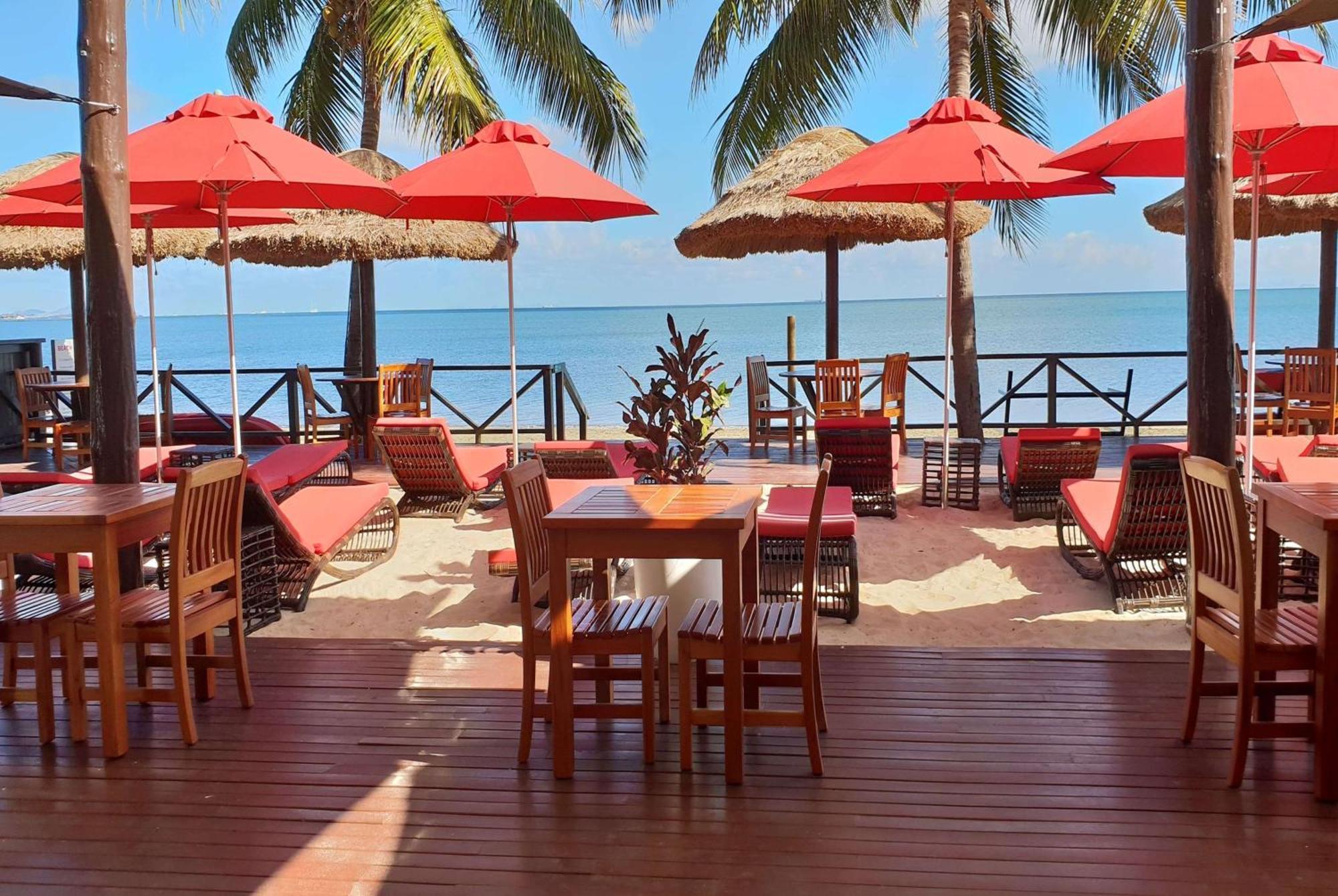 Ramada Suites By Wyndham Wailoaloa Beach Fiji Nadi Exteriör bild